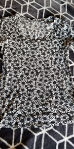 Daisy floral scoop neck tee
